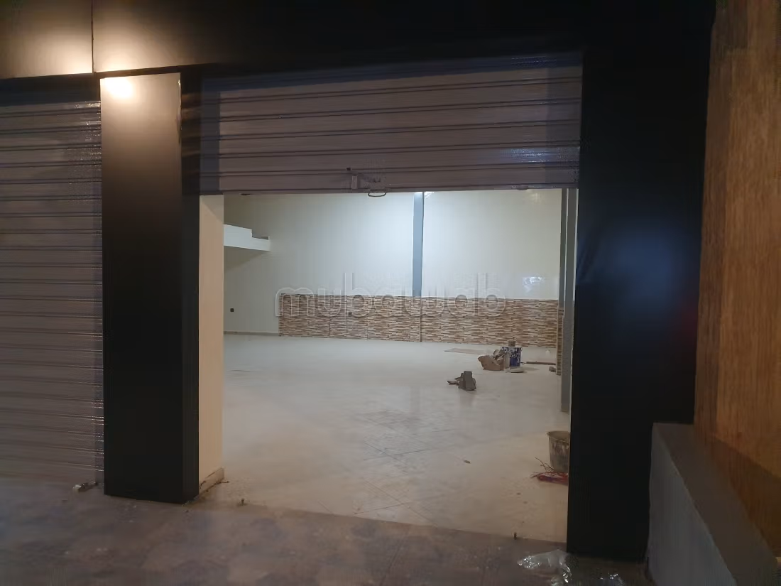 Beau local commercial en location à Hay moulay abdelah 
db semara. Surface totale 100 m²