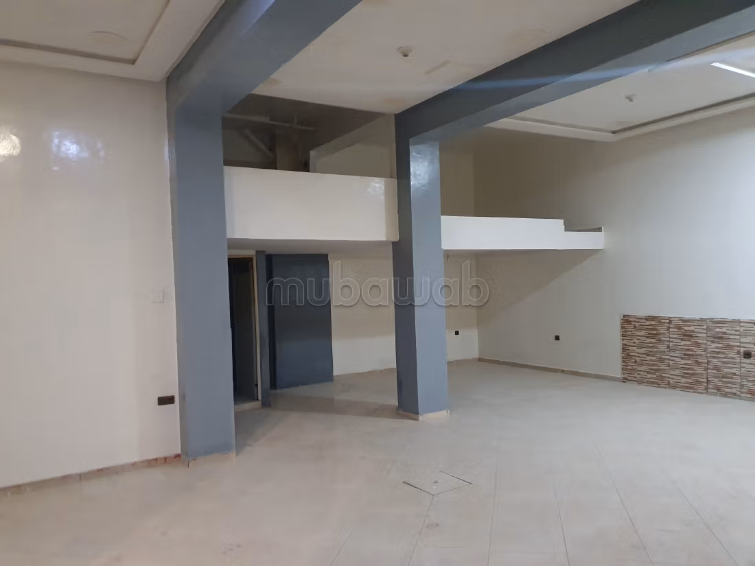 Beau local commercial en location à Hay moulay abdelah 
db semara. Surface totale 100 m²