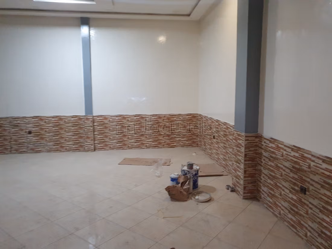 Beau local commercial en location à Hay moulay abdelah 
db semara. Surface totale 100 m²