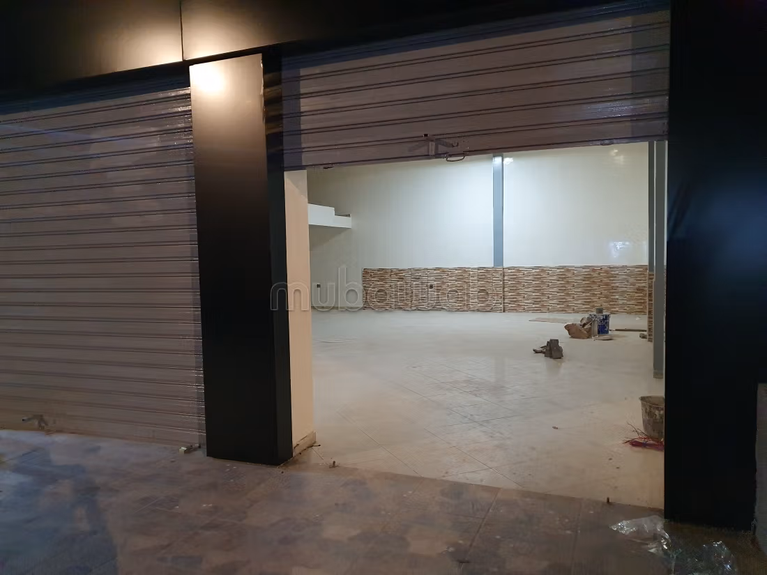 Beau local commercial en location à Hay moulay abdelah 
db semara. Surface totale 100 m²