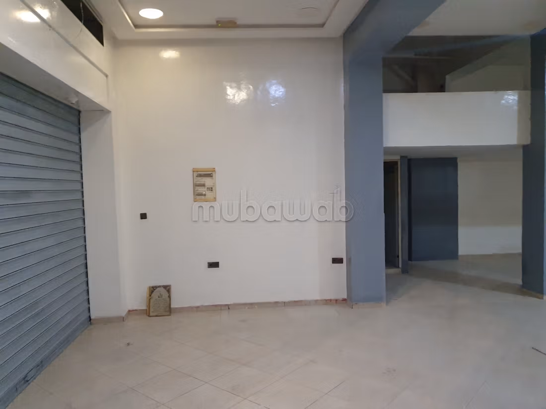 Beau local commercial en location à Hay moulay abdelah 
db semara. Surface totale 100 m²