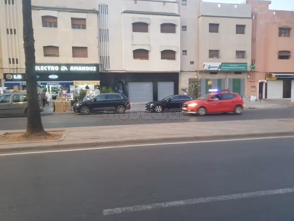Beau local commercial en location à Hay moulay abdelah 
db semara. Surface totale 100 m²