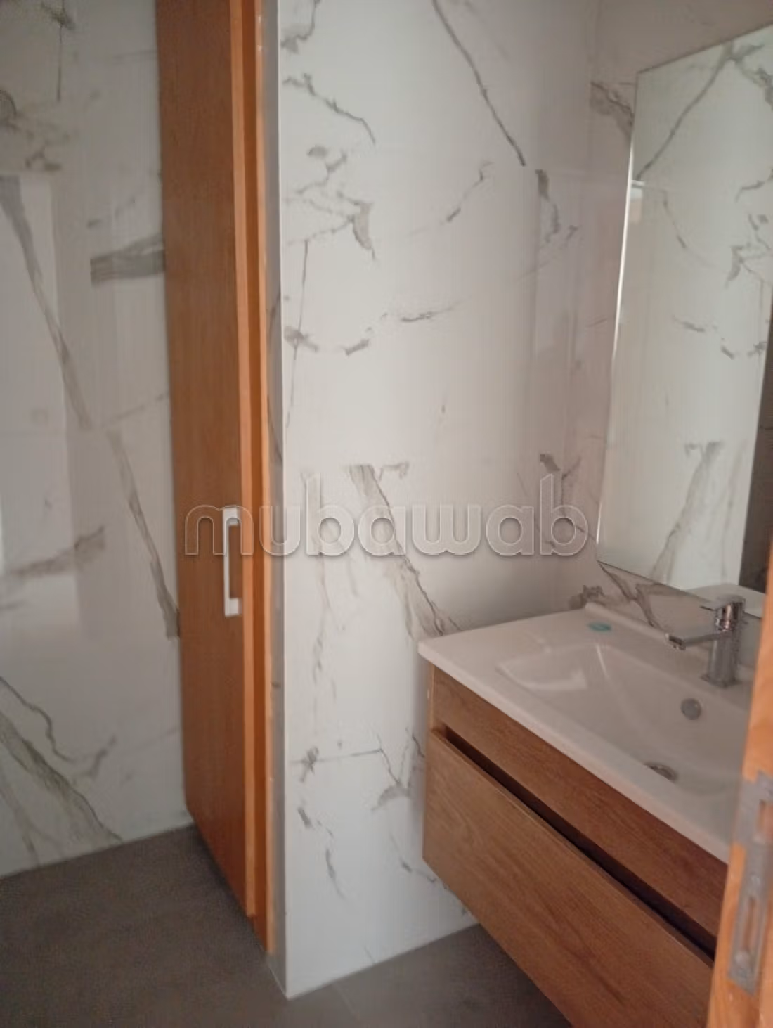 Bel appartement en location à Agdal. 
Surface de 95 m². 
Ascenseur et terrasse