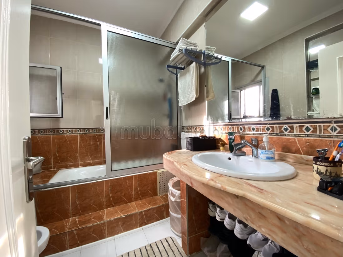 Bel appartement à vendre à hay riad. Surface de 155 m². Grande terrasse