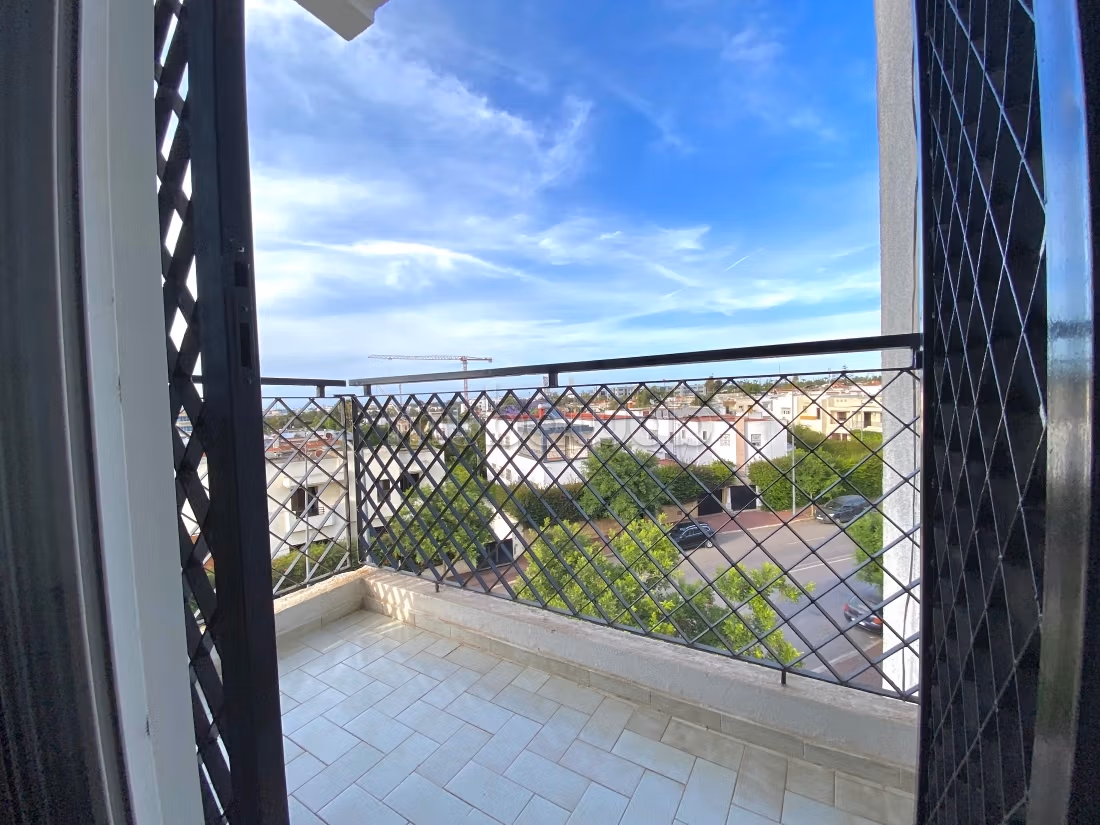 Bel appartement à vendre à hay riad. Surface de 155 m². Grande terrasse