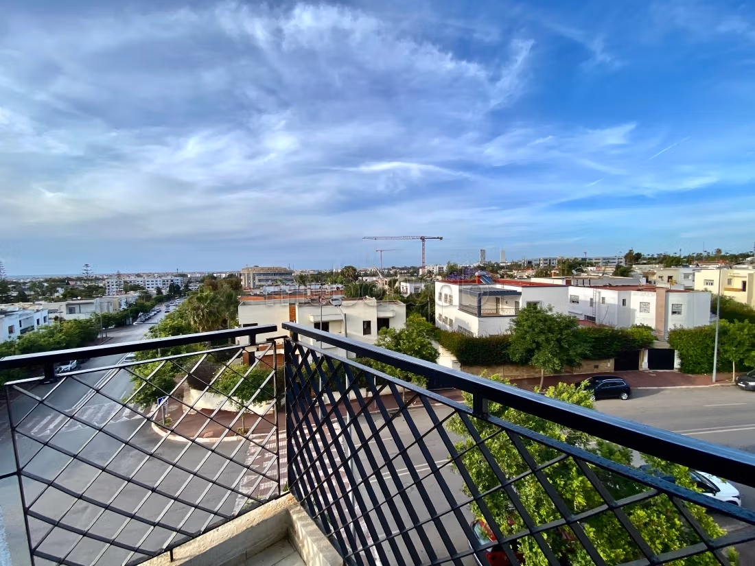 Bel appartement à vendre à hay riad. Surface de 155 m². Grande terrasse