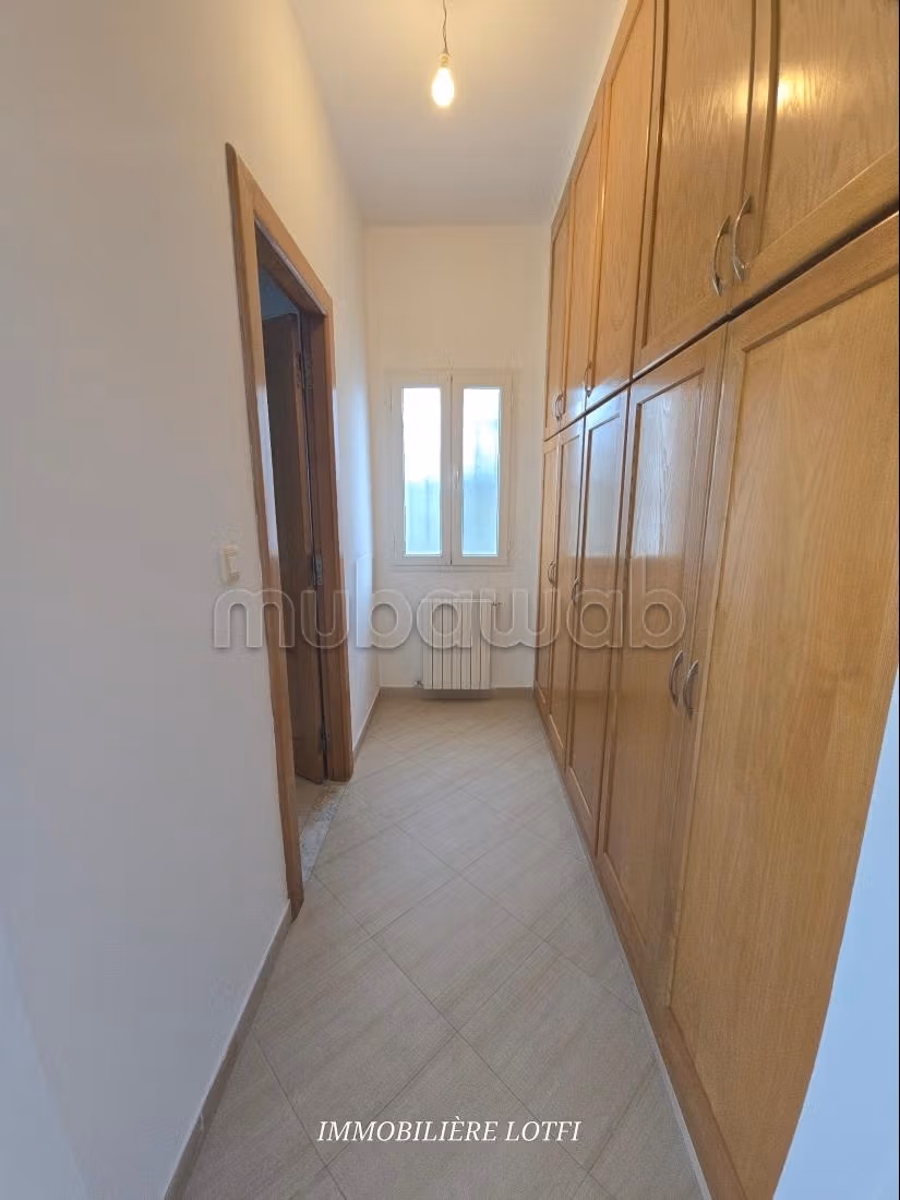 Somptueuse villa à louer à La Marsa. Surface de 355 m². Terrasse et jardin