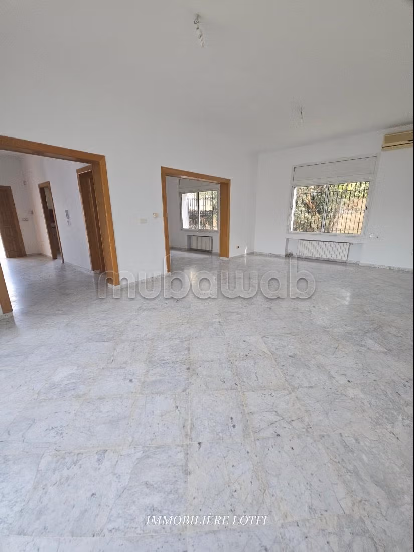 Somptueuse villa à louer à La Marsa. Surface de 355 m². Terrasse et jardin