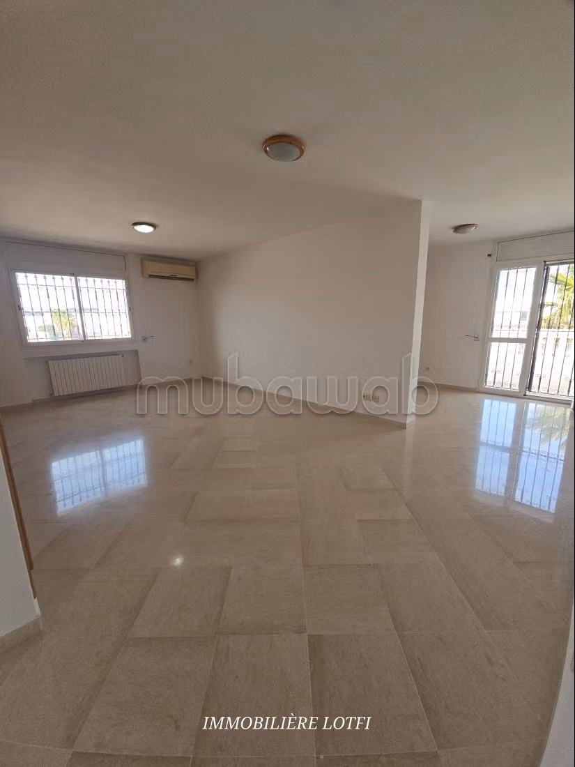 Somptueuse villa à louer à La Marsa. Surface de 355 m². Terrasse et jardin