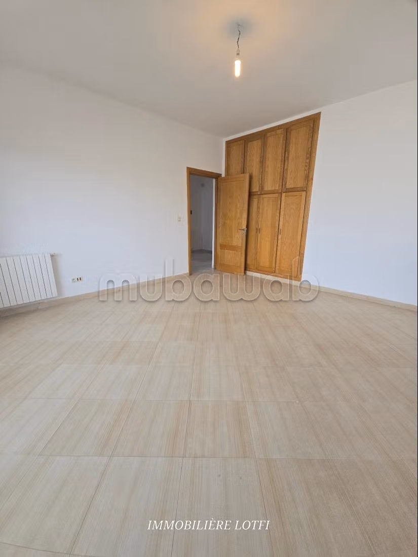 Somptueuse villa à louer à La Marsa. Surface de 355 m². Terrasse et jardin
