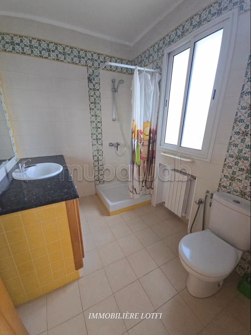 Somptueuse villa à louer à La Marsa. Surface de 355 m². Terrasse et jardin