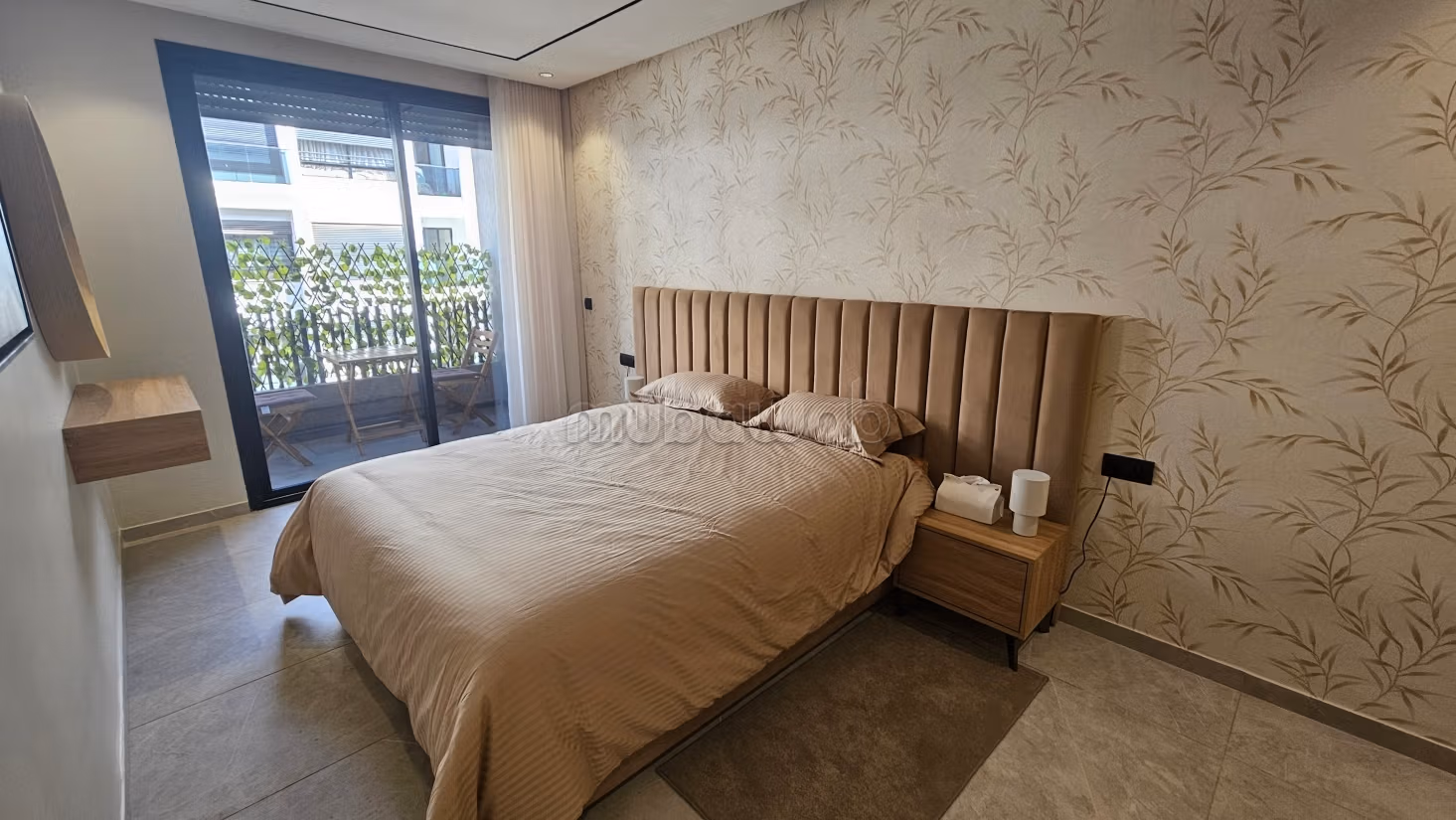 Nuovo studio arredato con terrazza