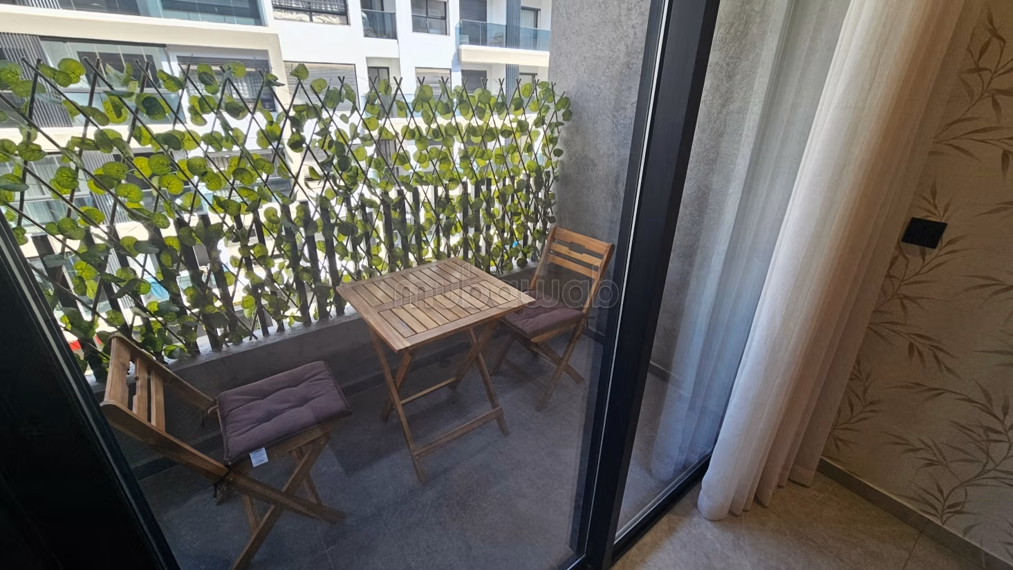 Nuovo studio arredato con terrazza