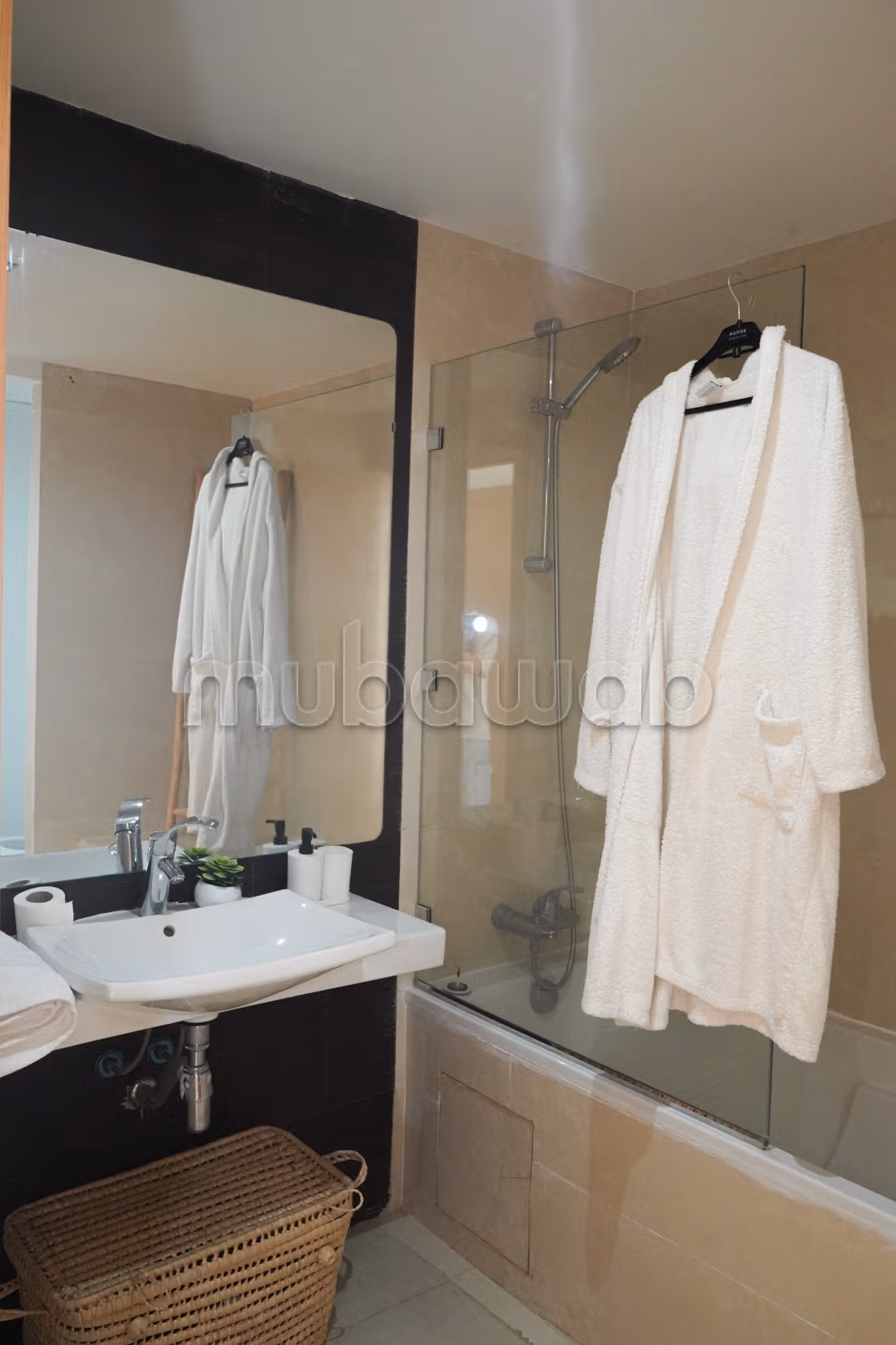 Location d'un appartement à Malabata. 3 belles chambres. Vue sur mer et porte blindée