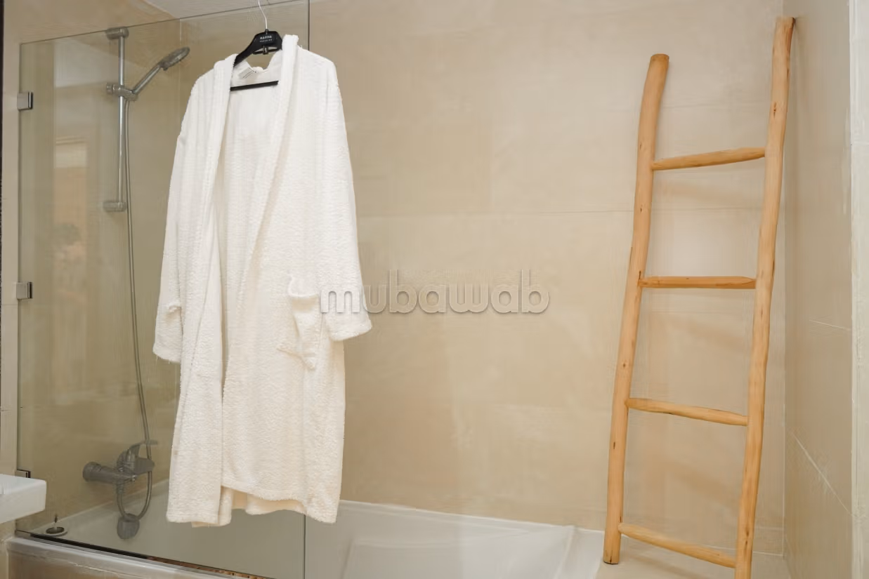 Location d'un appartement à Malabata. 3 belles chambres. Vue sur mer et porte blindée