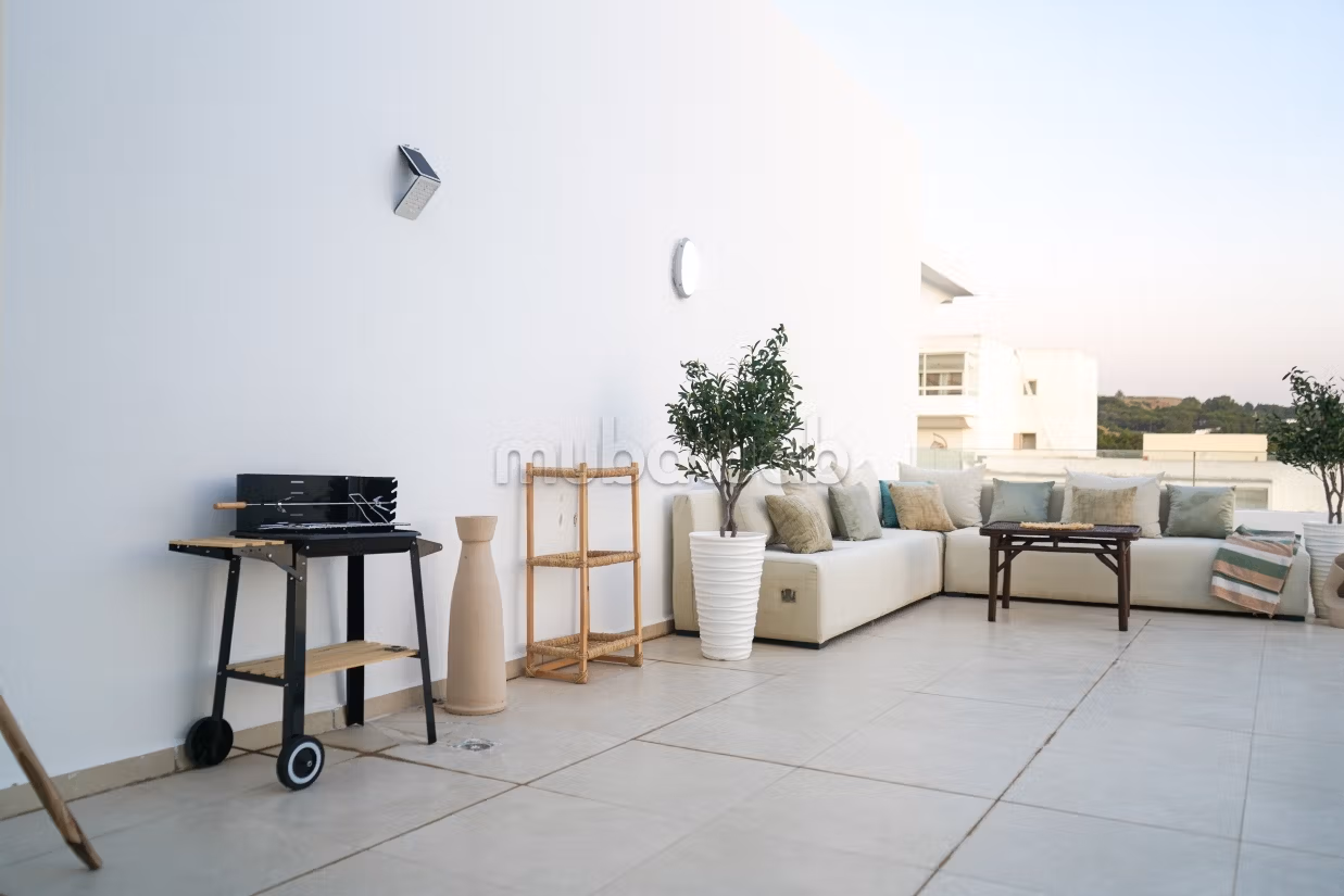 Location d'un appartement à Malabata. 3 belles chambres. Vue sur mer et porte blindée
