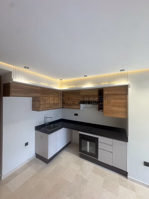 Appartement en vente à Oasis. 1 belle chambre. Salon traditionnel marocain, résidence sécurisée