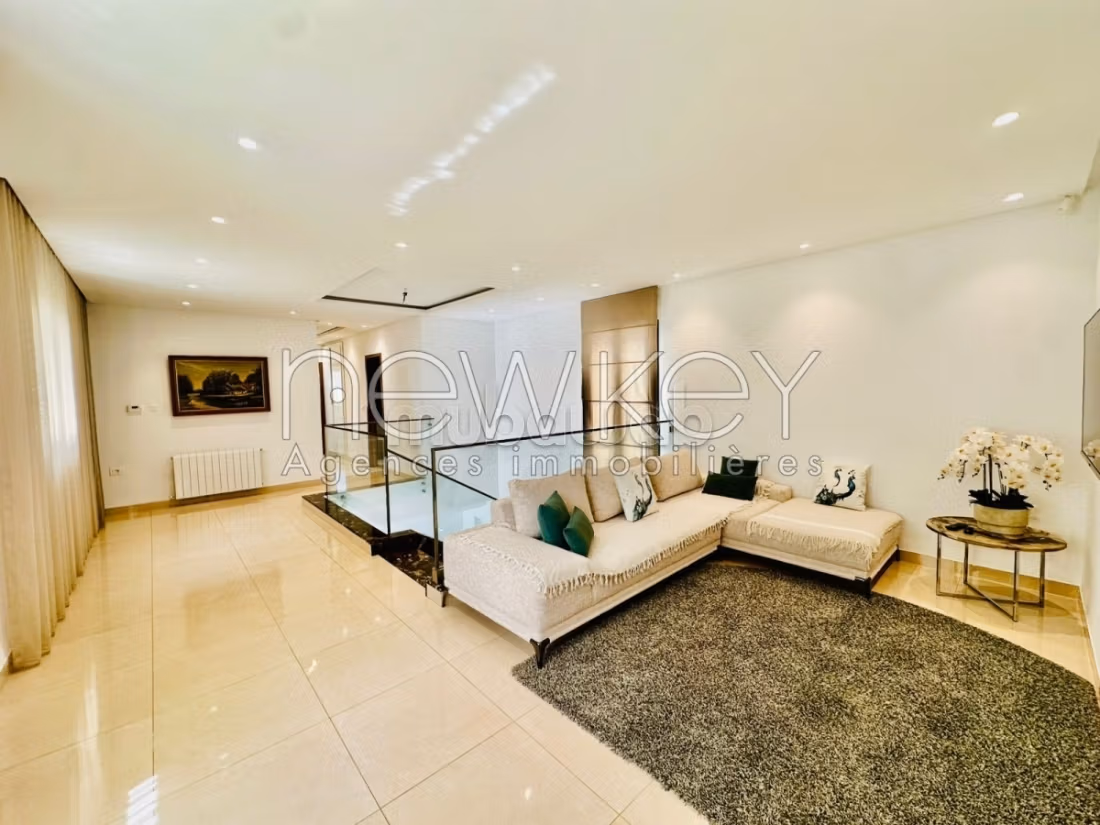 High standing villa with garden for rent
