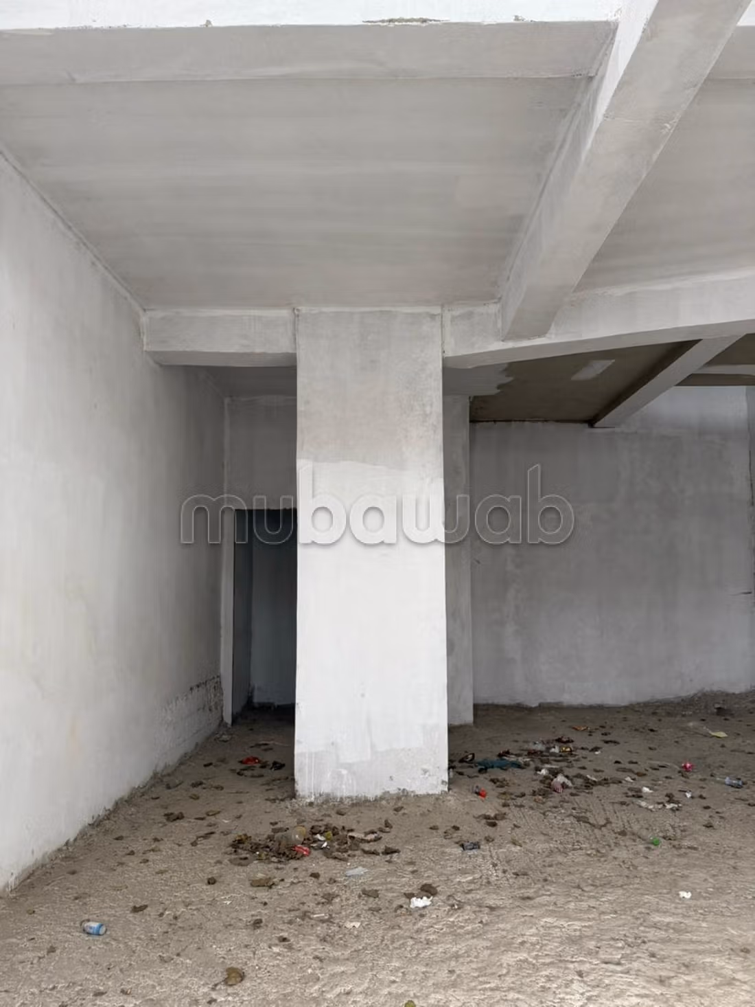 Tienda comercial en venta con escaparates