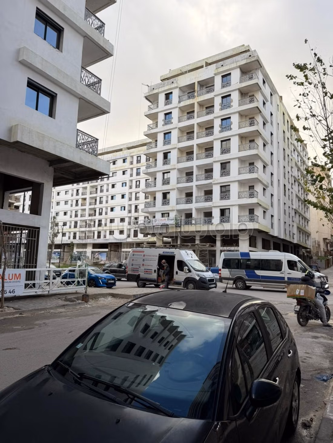 Tienda comercial en venta con escaparates
