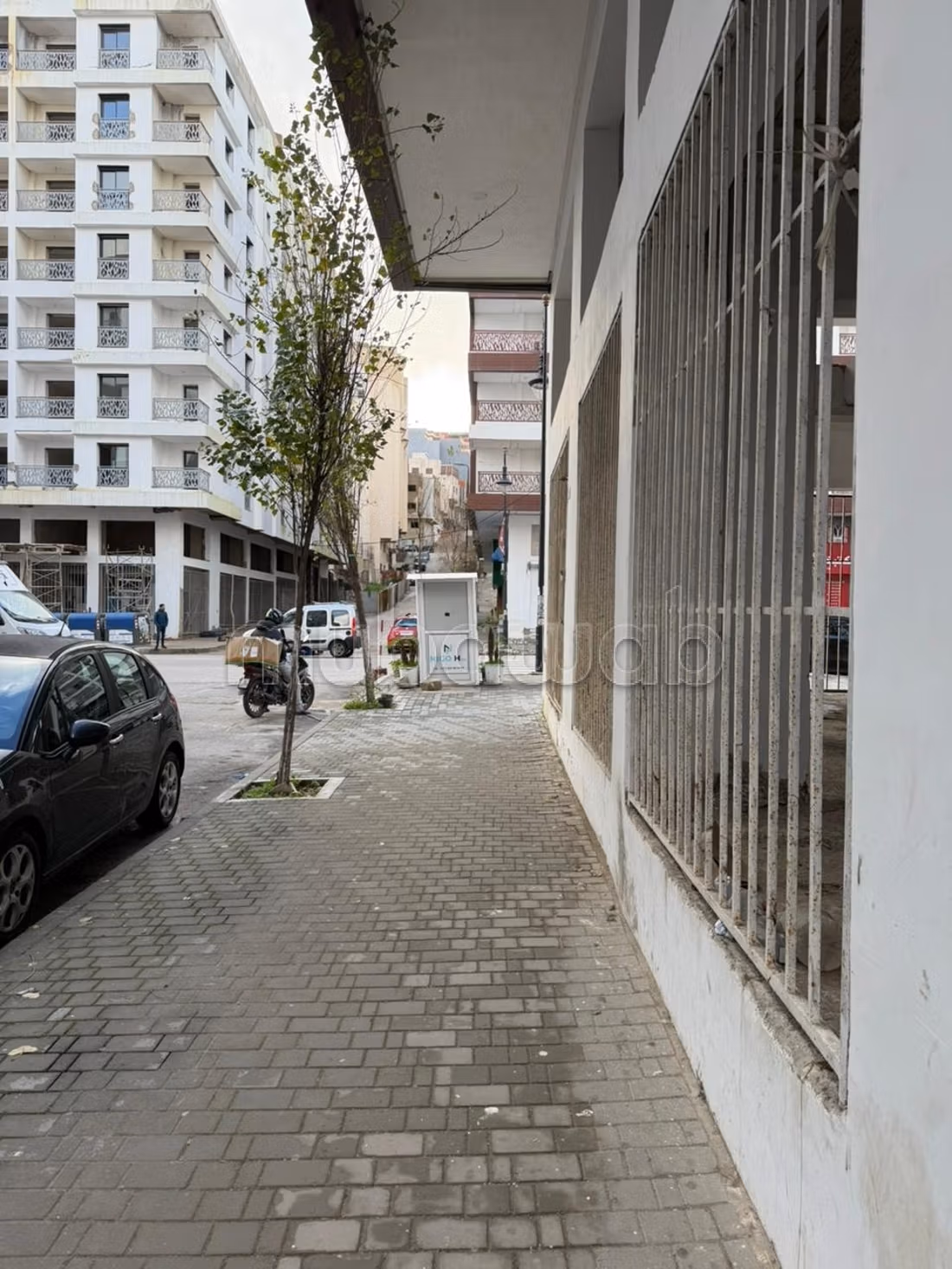 Tienda comercial en venta con escaparates