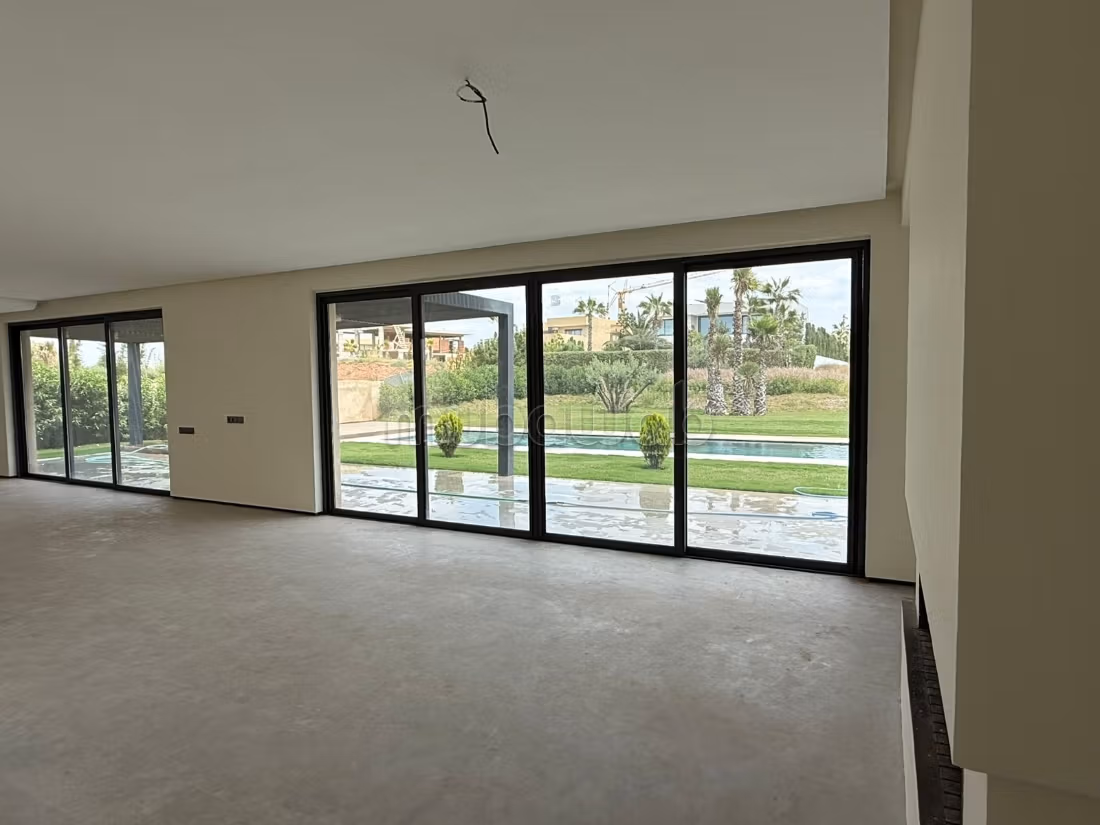 High standing villa for long-term rental