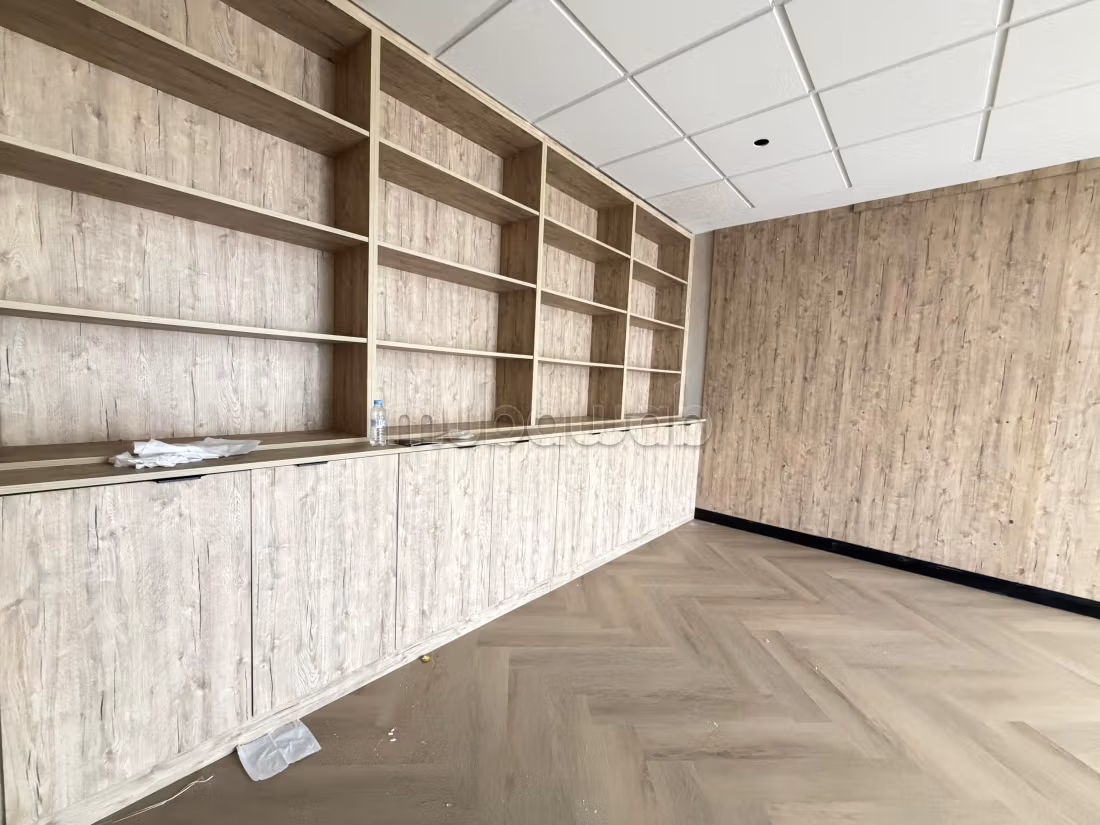 Ufficio in affitto a Californie. Superficie totale 60 m². Ascensore e posto auto