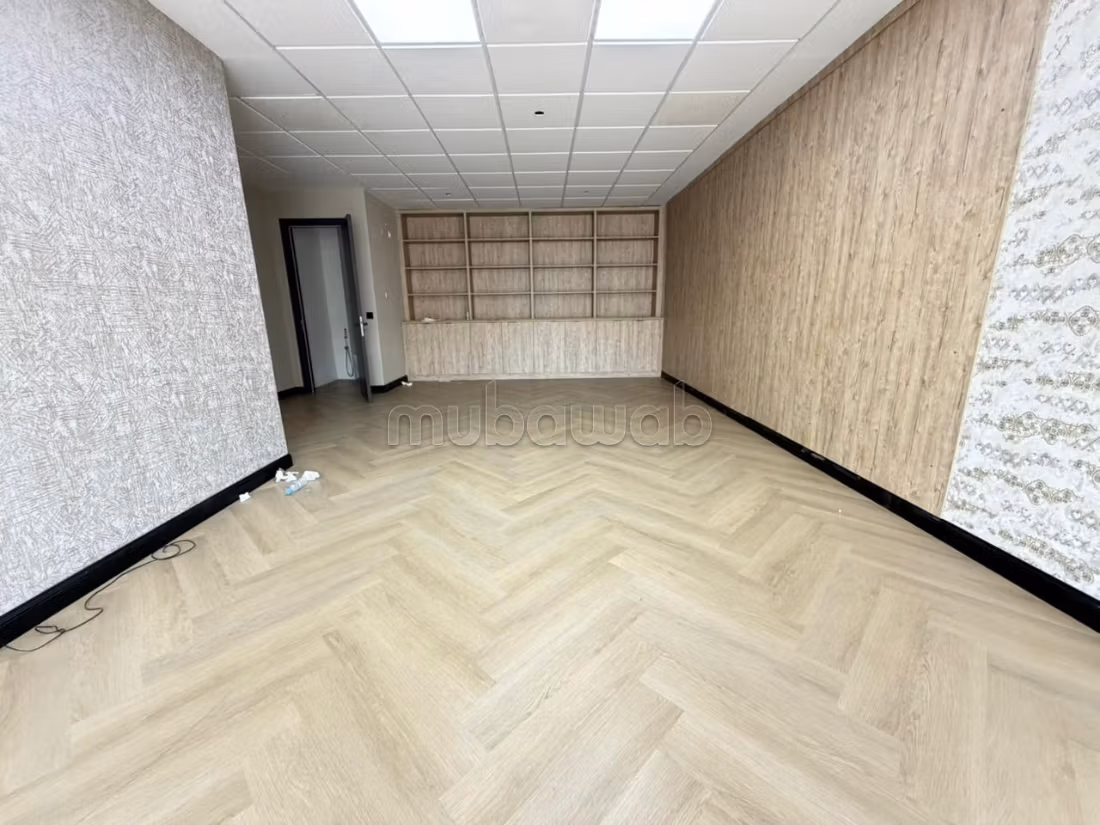 Ufficio in affitto a Californie. Superficie totale 60 m². Ascensore e posto auto