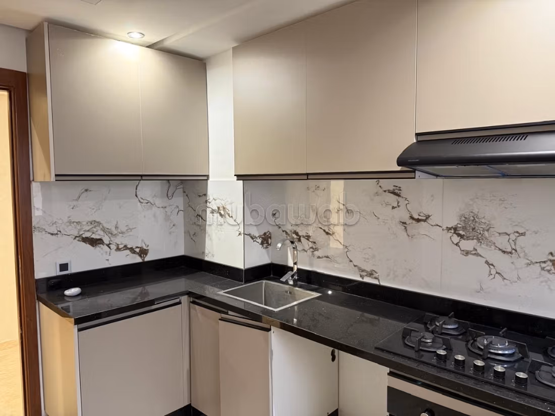 Louez cet appartement à Hivernage. 3 grandes pièces. Antenne parabolique, résidence sécurisée — 5