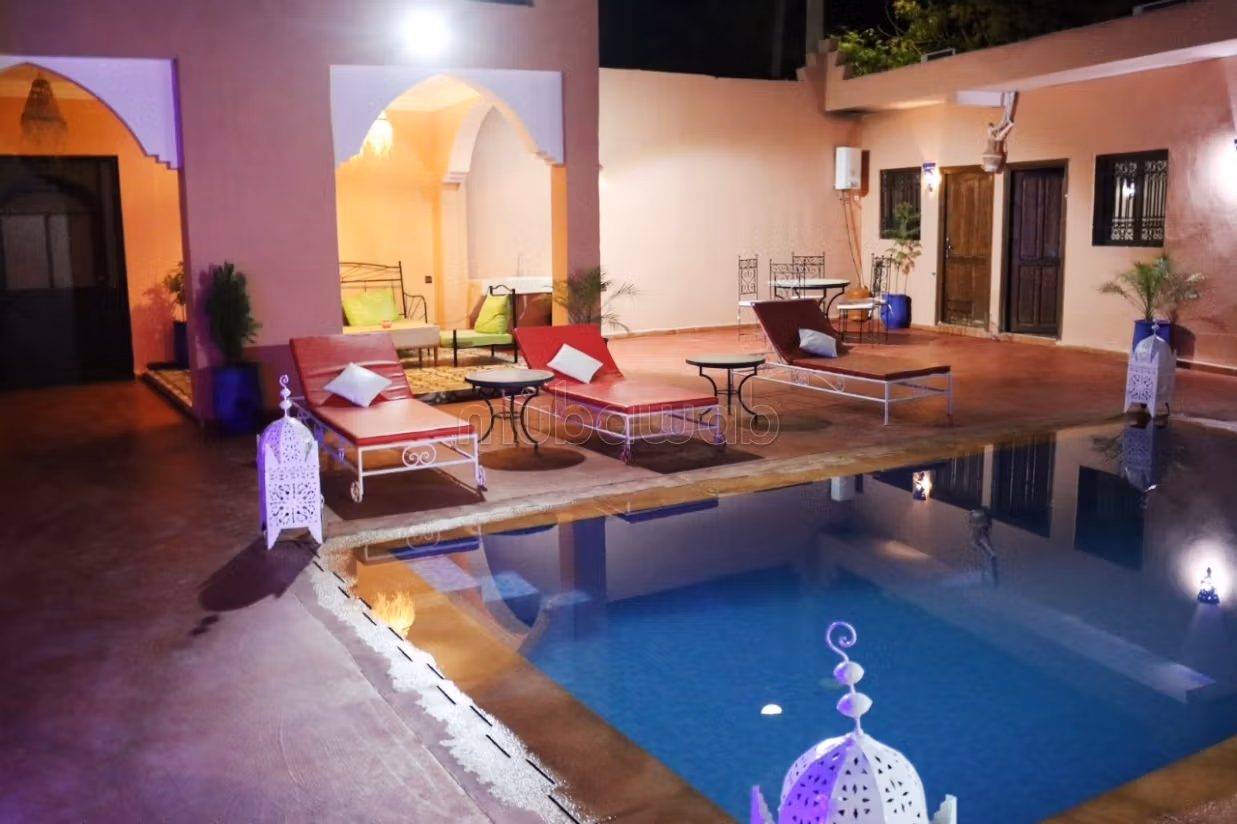 Location villa de luxe à Route de Ouarzazate. 
4 pièces confortables. 
Meublé