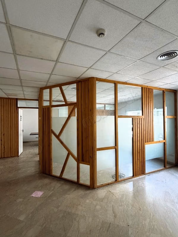 Private rents Office Plateau 72m2 on Bd Abdelmoune facing Tram Station