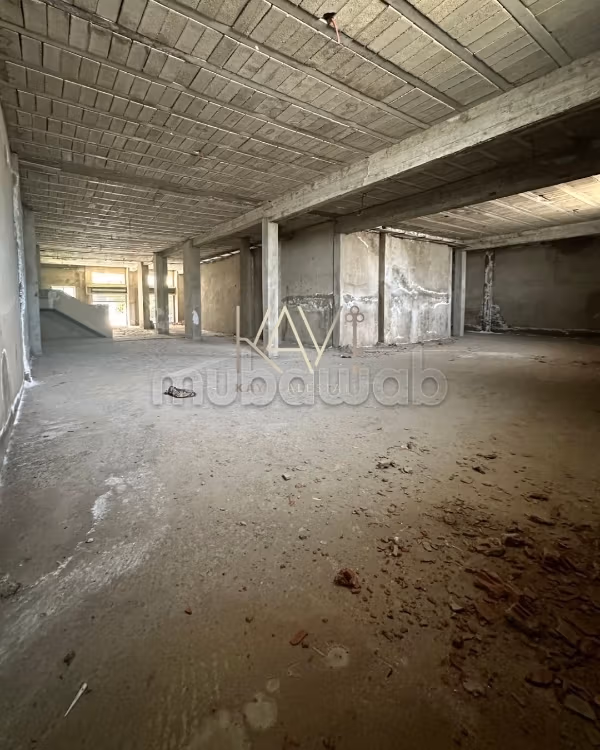 Spazioso locale commerciale da affittare a Centre. Superficie totale 444 m². Portiere