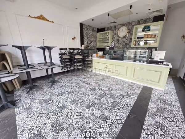 Local commercial sur une artère principale