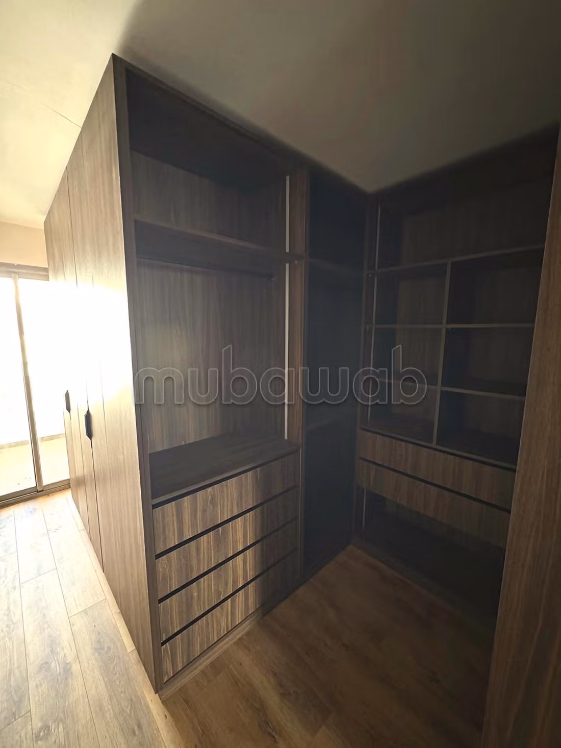 Très bel appartement en location à Quartier du Parc. 
4 grandes pièces. 
Vue sur mer, double vitrage