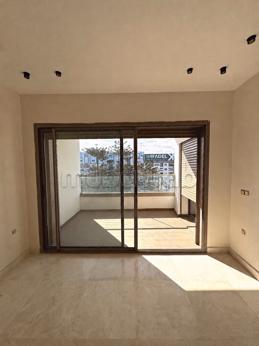 Très bel appartement en location à Quartier du Parc. 
4 grandes pièces. 
Vue sur mer, double vitrage