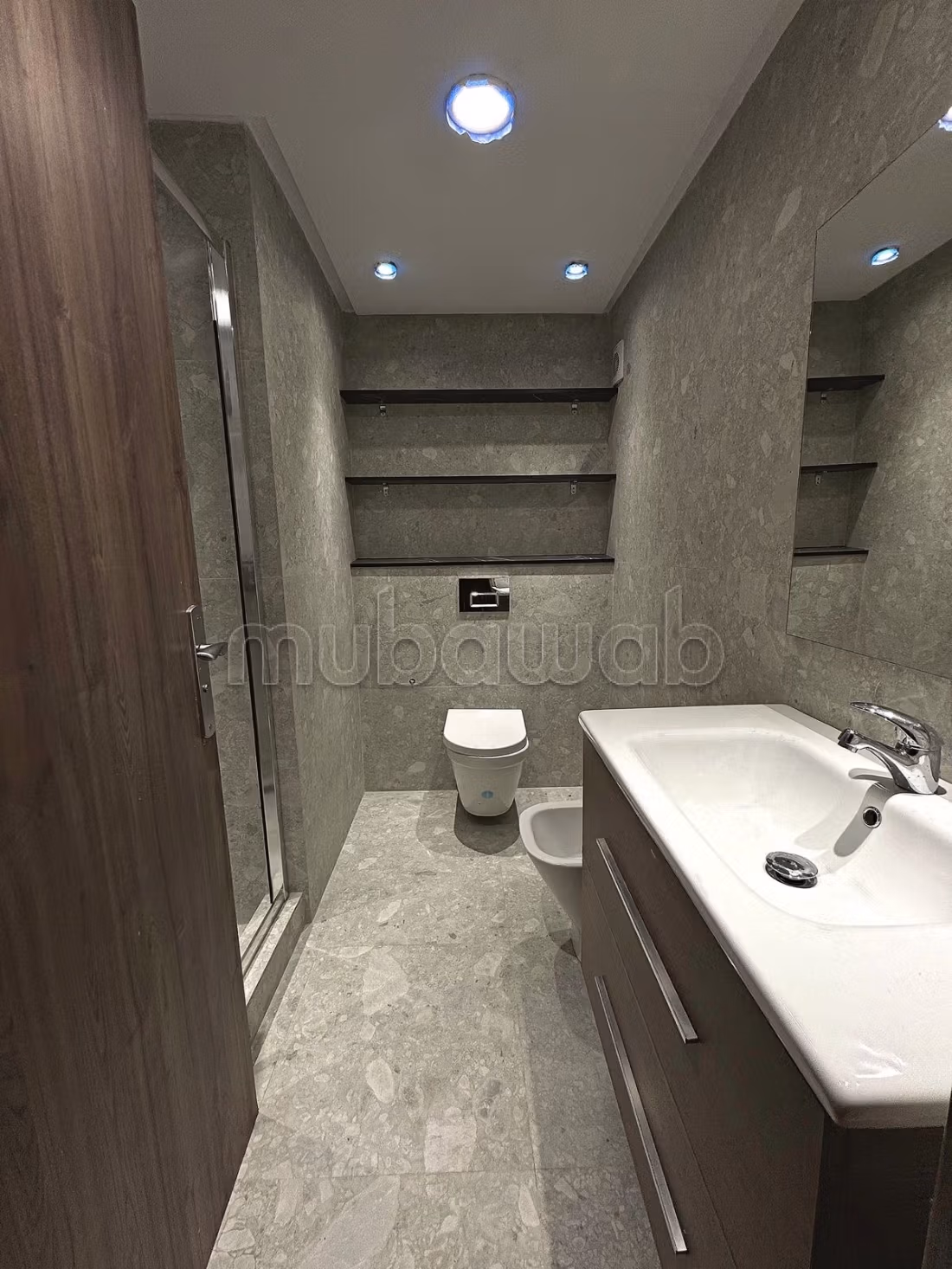 Très bel appartement en location à Quartier du Parc. 
4 grandes pièces. 
Vue sur mer, double vitrage