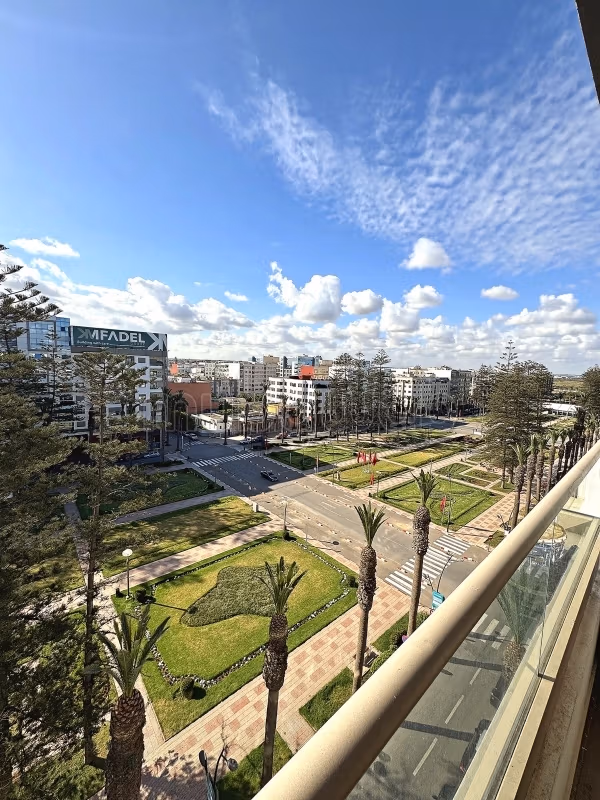 Très bel appartement en location à Quartier du Parc. 
4 grandes pièces. 
Vue sur mer, double vitrage