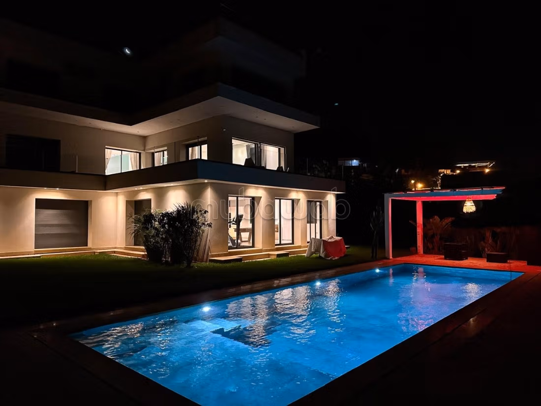 Maison de luxe à louer à Mediouna. Surface de 800 m². Piscine et cheminée