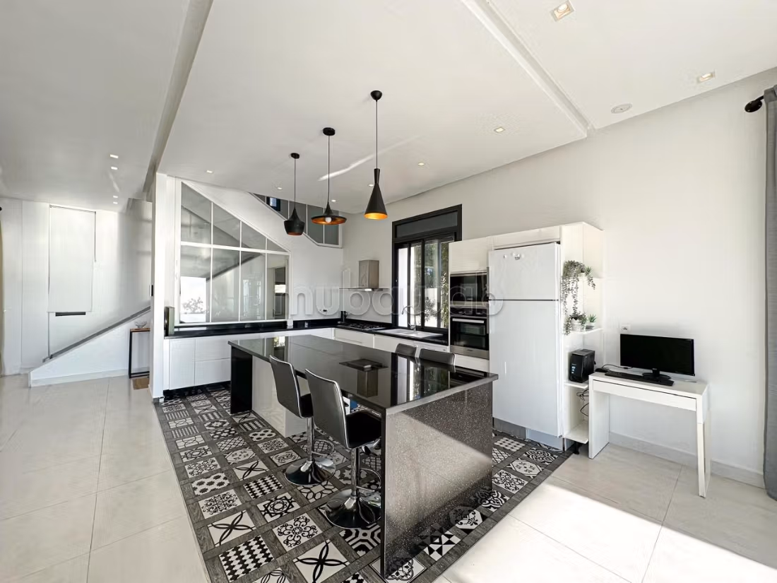 Maison de luxe à louer à Mediouna. Surface de 800 m². Piscine et cheminée