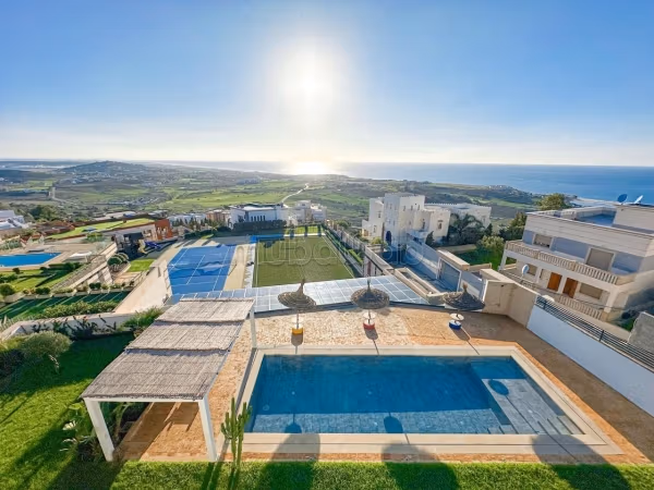 Maison de luxe à louer à Mediouna. Surface de 800 m². Piscine et cheminée