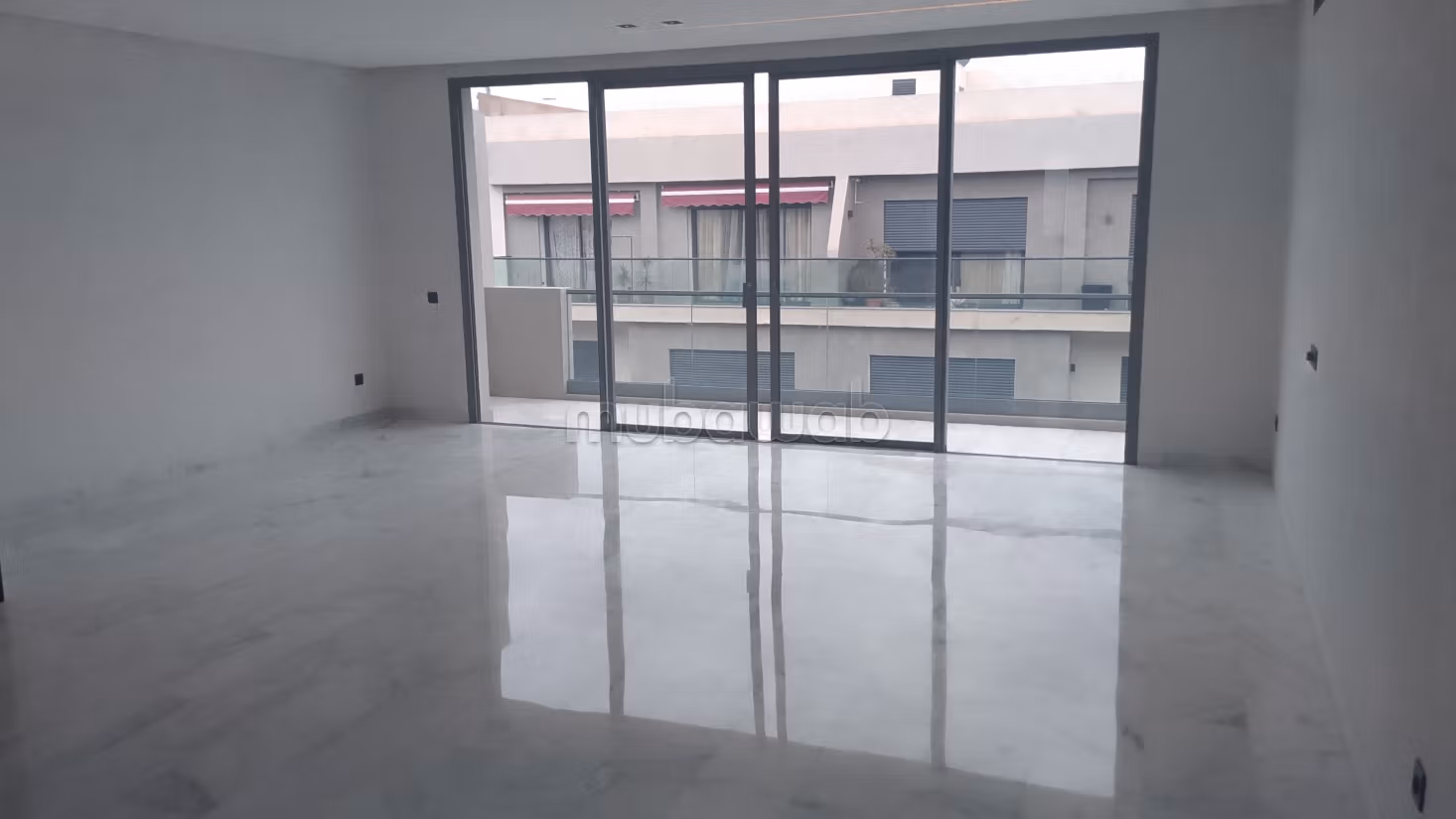 Superbe appartement à vendre à Les princesses.
Surface totale 156 m².
Service de concierge et climatisation