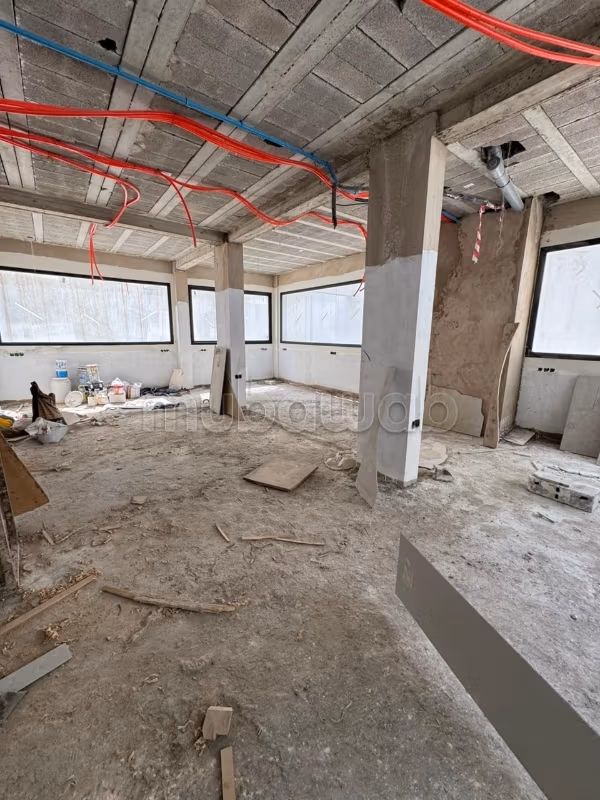 Local commercial à louer à CIL Hay Salam. 
Superficie 400 m². 
Double vitrage et chauffage central