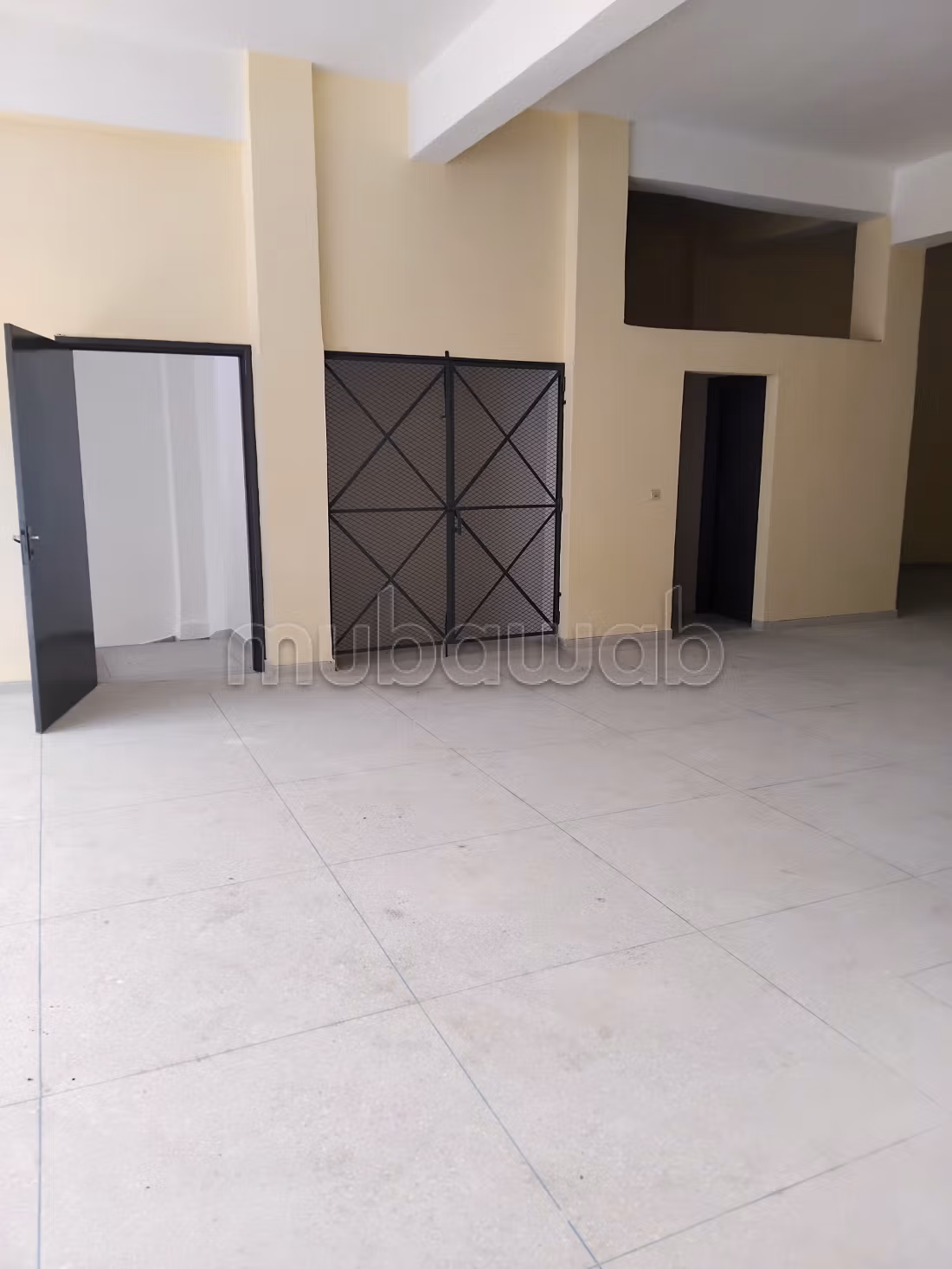 Offices & shops to rent in Zone Industrielle Oukacha. Total area 1300 m². No Lift
