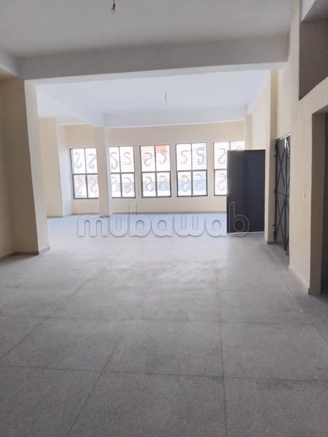 Offices & shops to rent in Zone Industrielle Oukacha. Total area 1300 m². No Lift