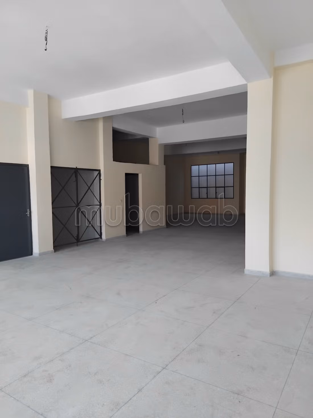 Offices & shops to rent in Zone Industrielle Oukacha. Total area 1300 m². No Lift