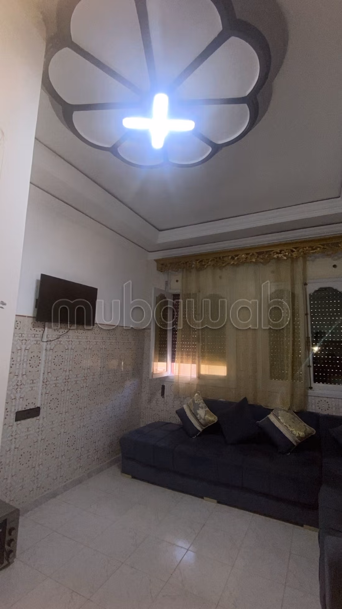 Alquila este piso en Al Boustane. 
2 habitaciones grandes. 
Mobiliario