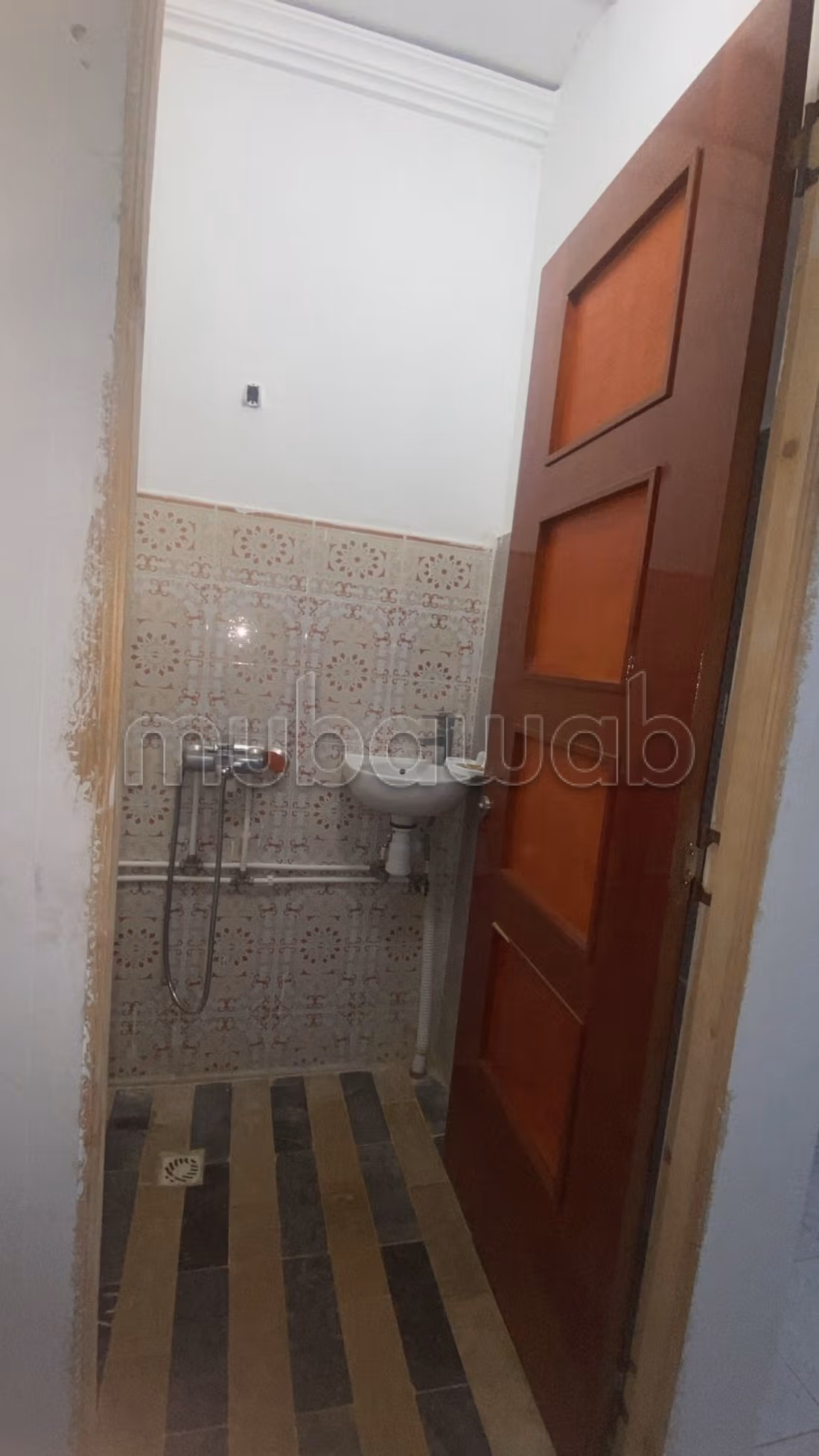 Alquila este piso en Al Boustane. 
2 habitaciones grandes. 
Mobiliario