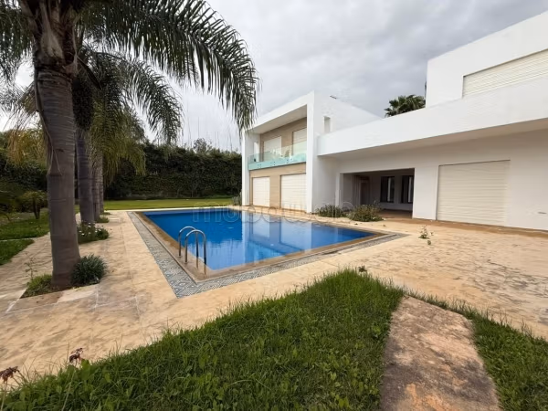 Somptueuse villa à louer à Souissi. 
9 grandes pièces. 
Terrasse et jardin