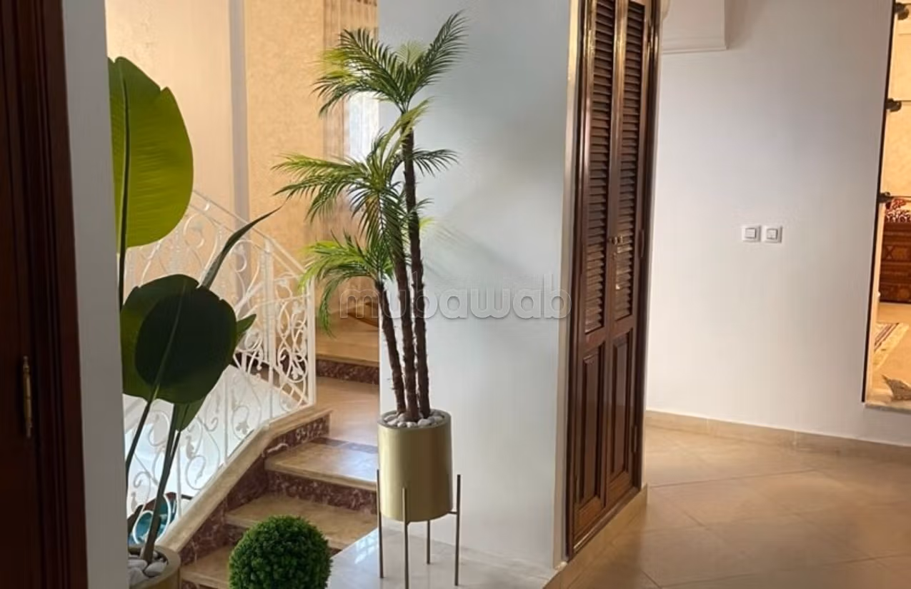 فيلا للبيع مع مشروع حضانة في حي سكني مساحتها 357م²