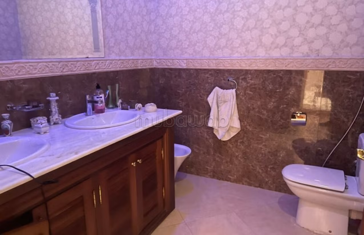 فيلا للبيع مع مشروع حضانة في حي سكني مساحتها 357م²